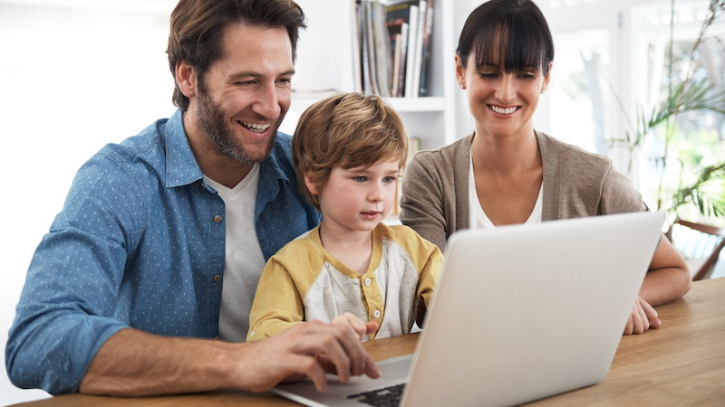 Familia con internet seguro